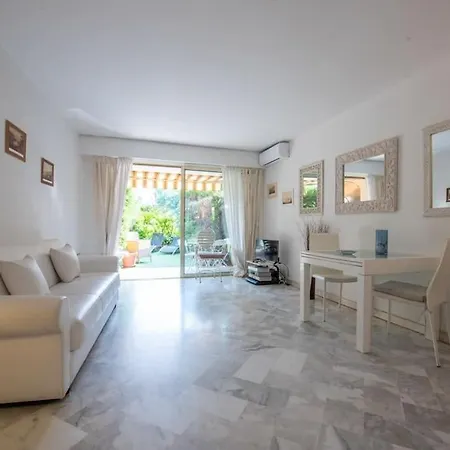 Apartment Spacious 3 Pax With Garden In *